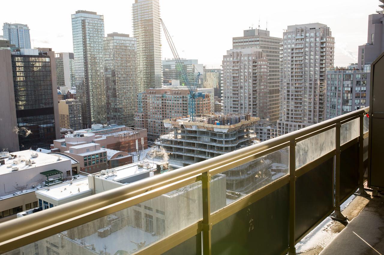 Yonge And Wellesley Apartments Toronto Exterior photo